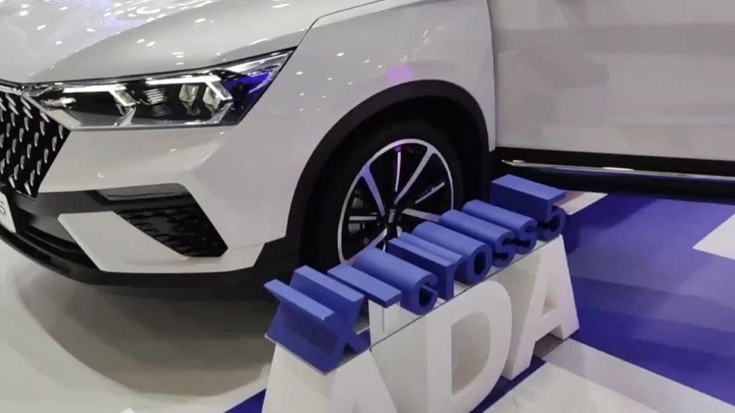 На Петербургском экономическом форуме представили новую модель автомобиля Lada X-Cross 5