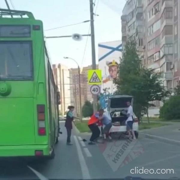 В Казани сняли на видео драку водителей двух троллейбусов, перегородивших дорогу