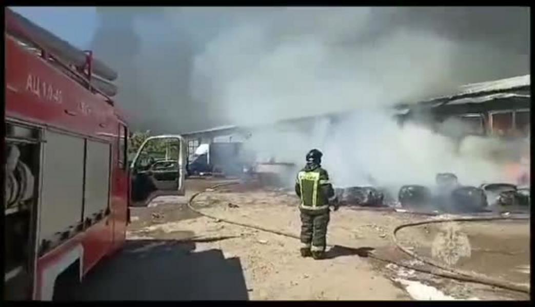 Пожарные потушили пожар на складе по улице Липатова в Казани