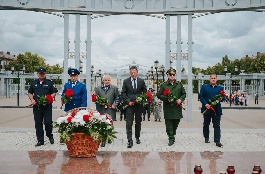 В День памяти и скорби в Альметьевске к мемориалу возложили цветы