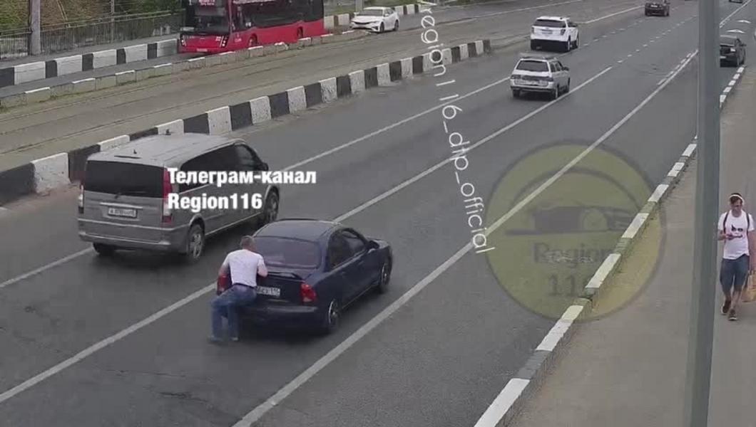 Водители устроили драку на Сибирском тракте в Казани