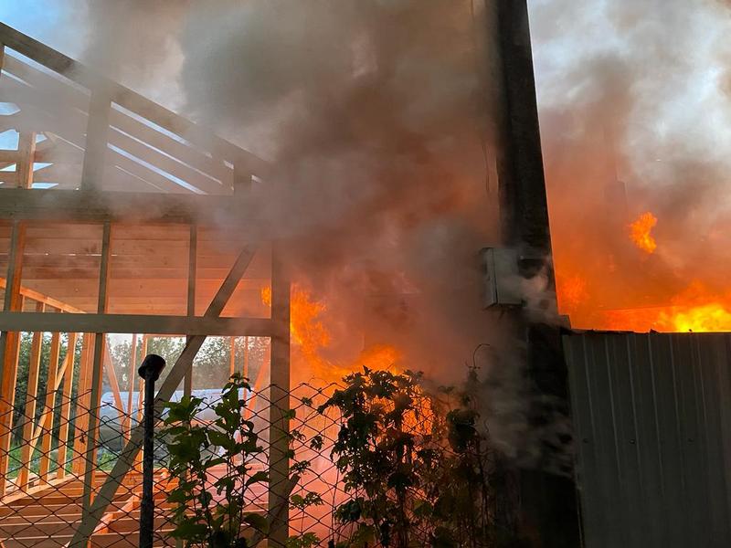 В дачном массиве под Нижнекамском полыхали баня, дровяник и веранда