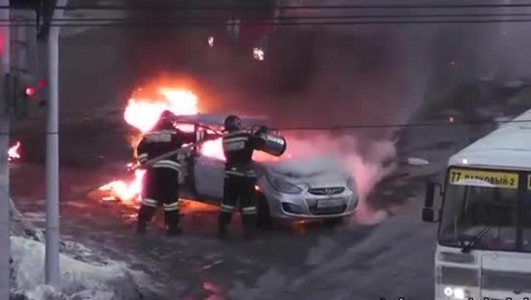Видео: в Челябинске взорвался автомобиль с людьми внутри