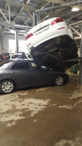 BMW упала с подъемника на Toyota в сервисном центре ТТС