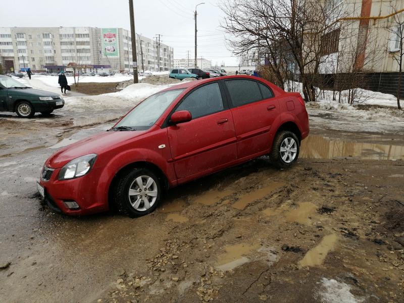 В Елабуге машина провалилась в яму на дороге