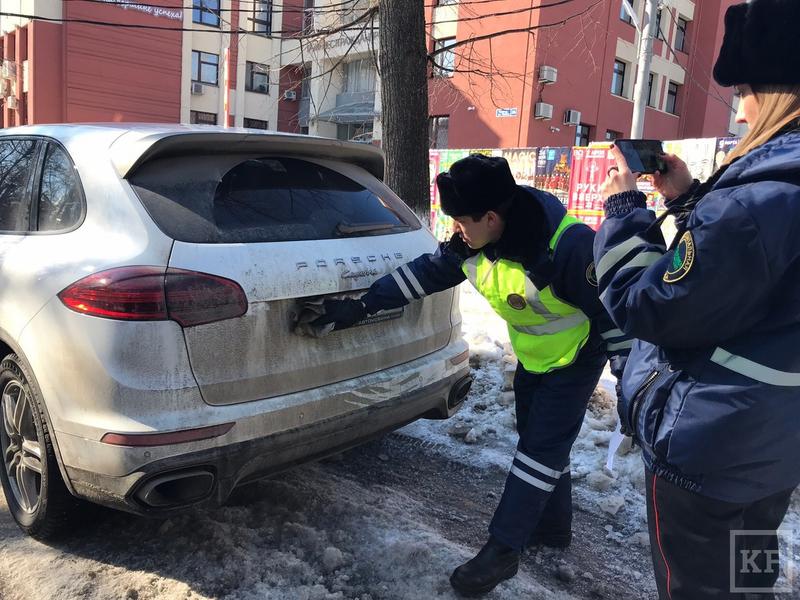 Большинство казанских водителей на парковке скрывают номера машин