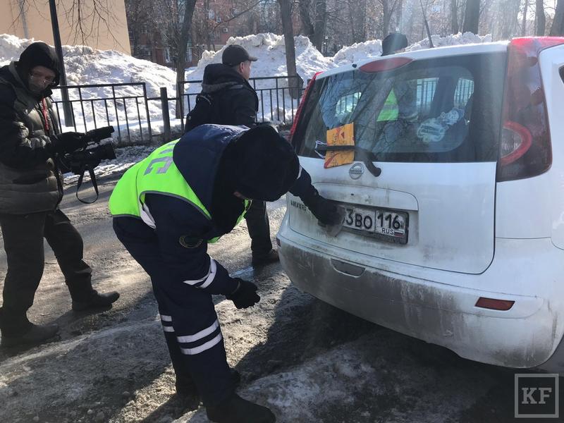 Большинство казанских водителей на парковке скрывают номера машин