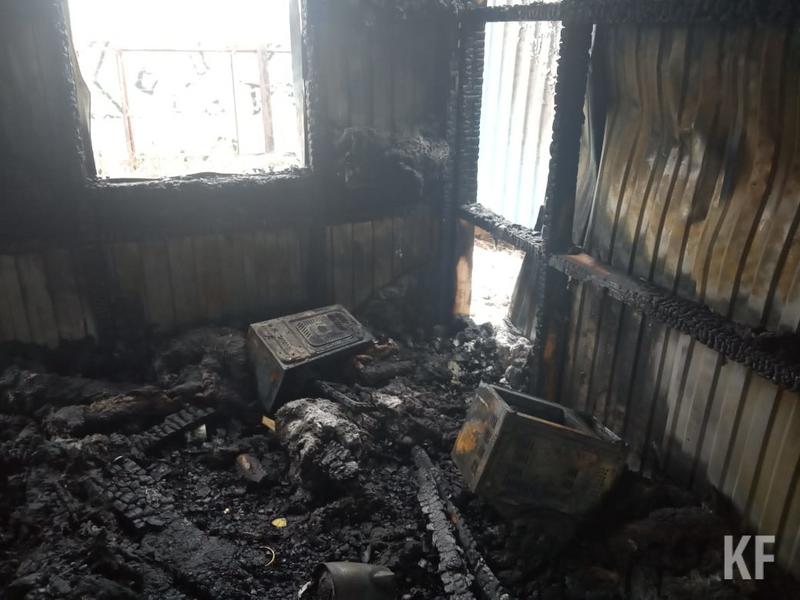 В челнинском поселке ЗЯБ сгорела бытовка «Стройиндустрии»