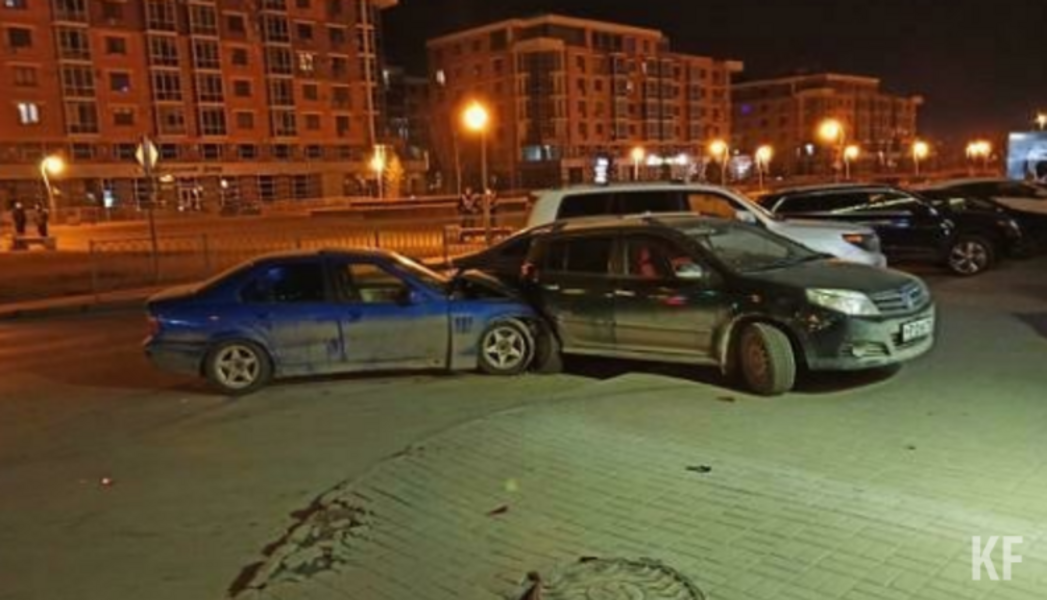 Чисто Россия: казанец протаранил своим БМВ автомобили на парковке и сбежал