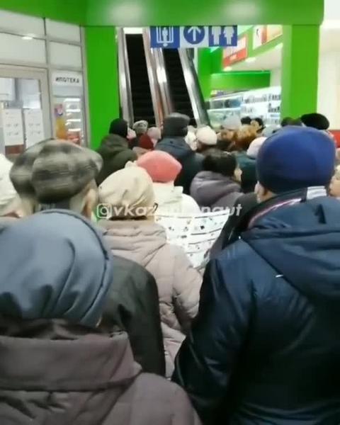 Казанцы на открытии магазина в ТЦ устроили сильную давку: в толпе терялись дети