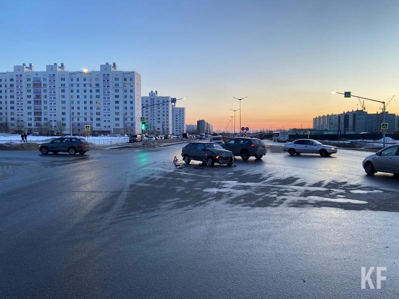 Пытавшийся проскочить на красный свет водитель в Нижнекамске влетел в «ВАЗ» Пытавшийся проскочить на красный свет водитель в Нижнекамске влетел в «ВАЗ»