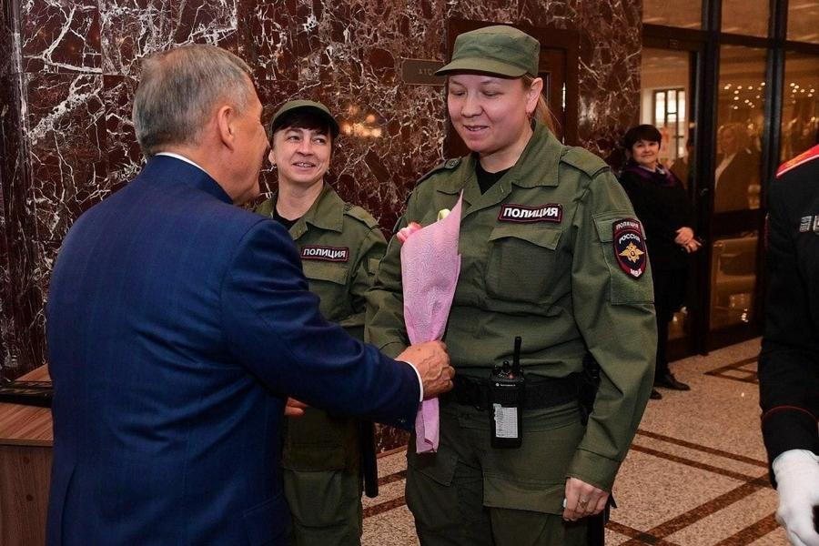 Минниханов в честь наступающего праздника подарил цветы сотрудницам полиции