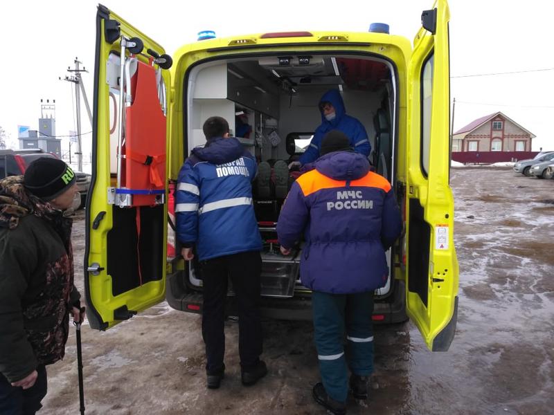 Спасатели в Татарстане эвакуировали на берег рыбака с подозрением на инсульт