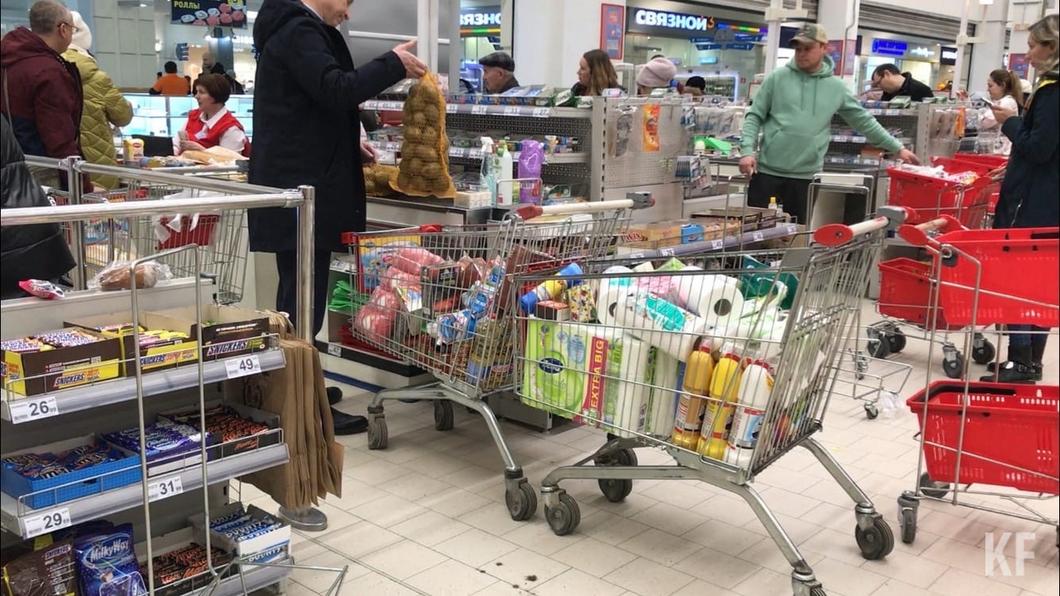 Коронавирус в Казани: горожане зря опустошают полки магазинов - продуктов хватит на всех