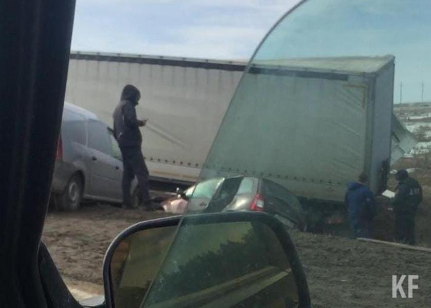 В Удмуртии в результате ДТП с грузовиком и четырьмя легковушками погиб водитель