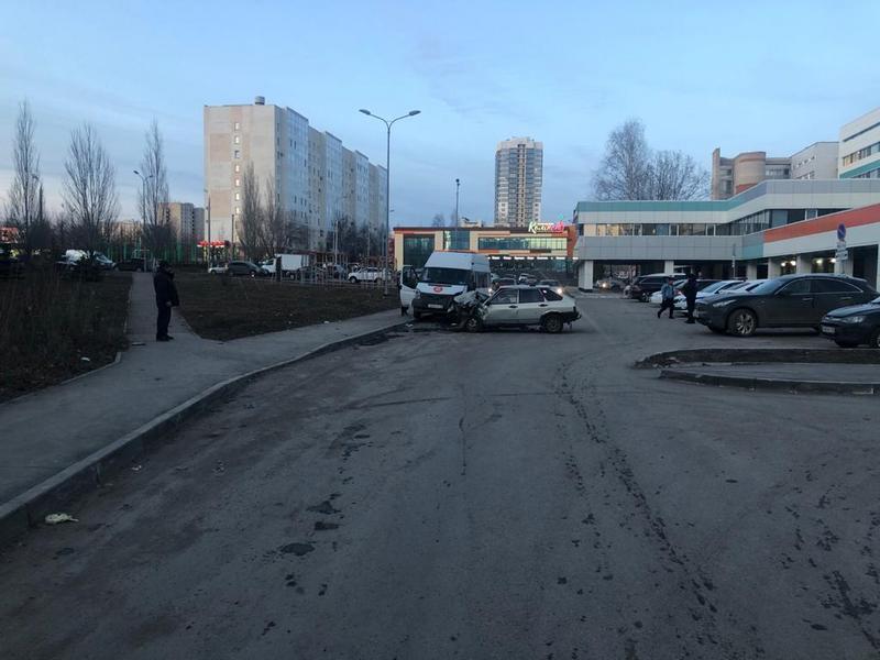 В Челнах лихач на «ВАЗе» без прав протаранил автобус