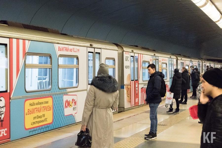 В казанском метро появился «юморной поезд», но пассажирам не смешно