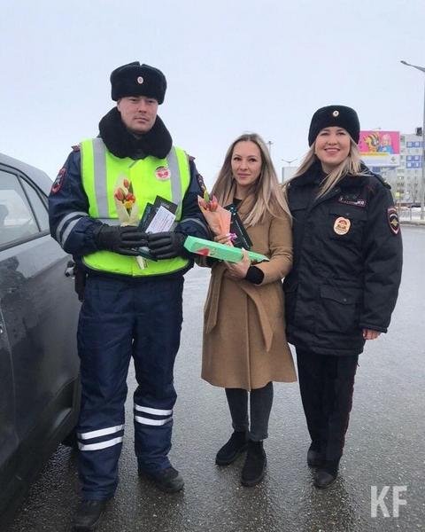 Инспекторы ДПС поздравили жительниц Нижнекамска с наступающим 8 Марта