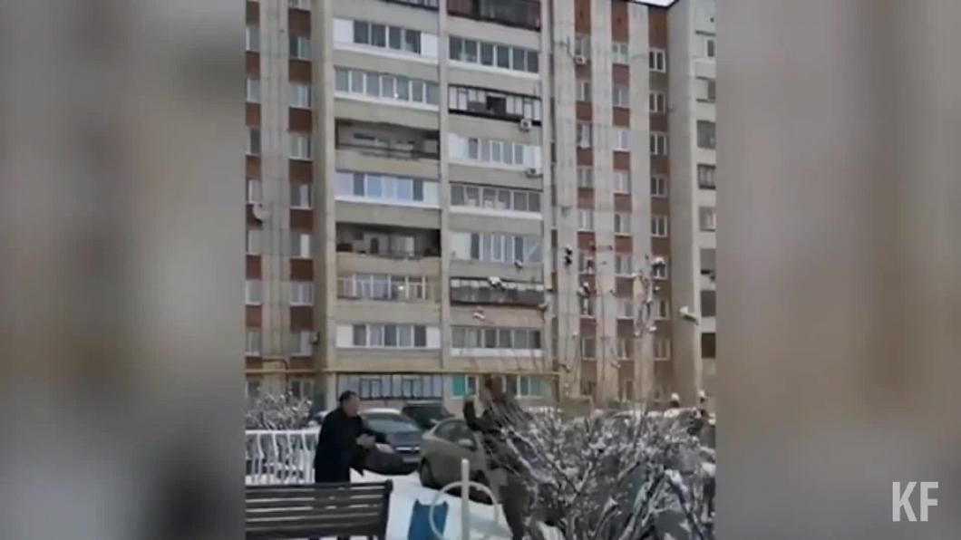 ​Видео: в Альметьевске водитель с битой набросился на пешехода