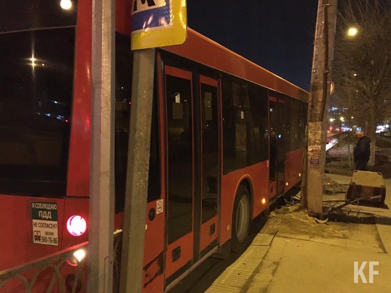 В Казани пассажирский автобус врезался в столб во время ДТП