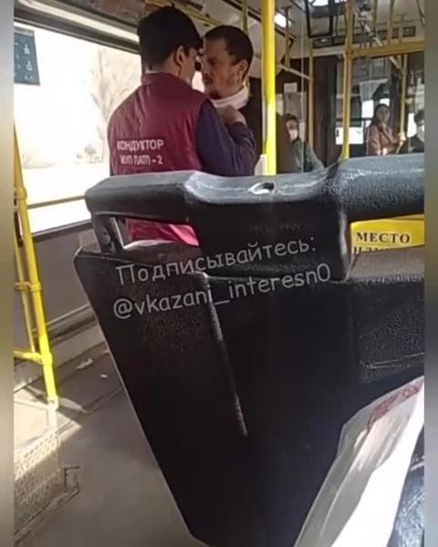 В казанском автобусе кондуктор и пассажир устроили драку в стиле ММА