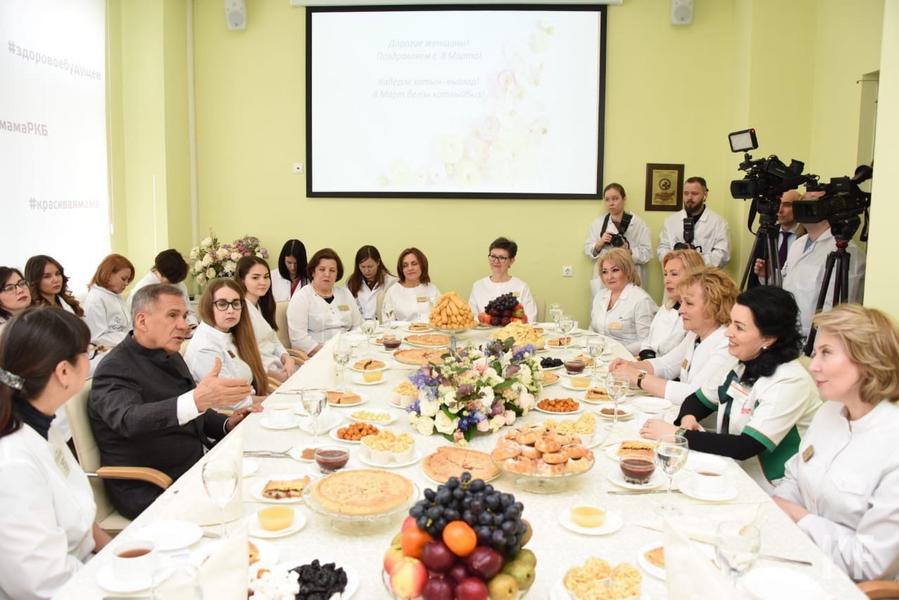 Рустам Минниханов посетил перинатальный центр РКБ и поздравил семью с рождением третьего ребёнка