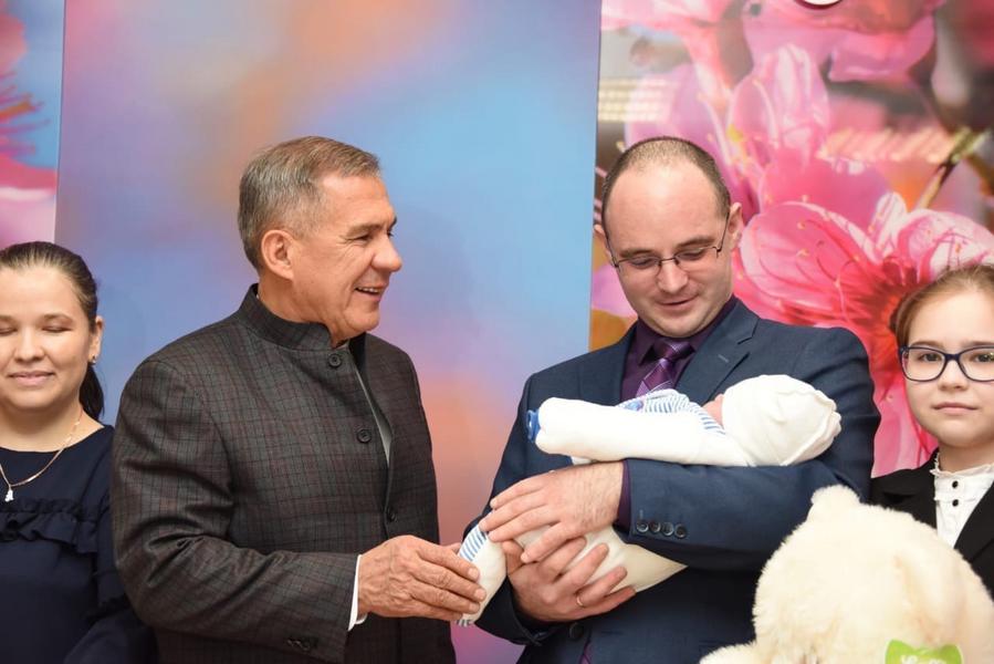 Рустам Минниханов посетил перинатальный центр РКБ и поздравил семью с рождением третьего ребёнка