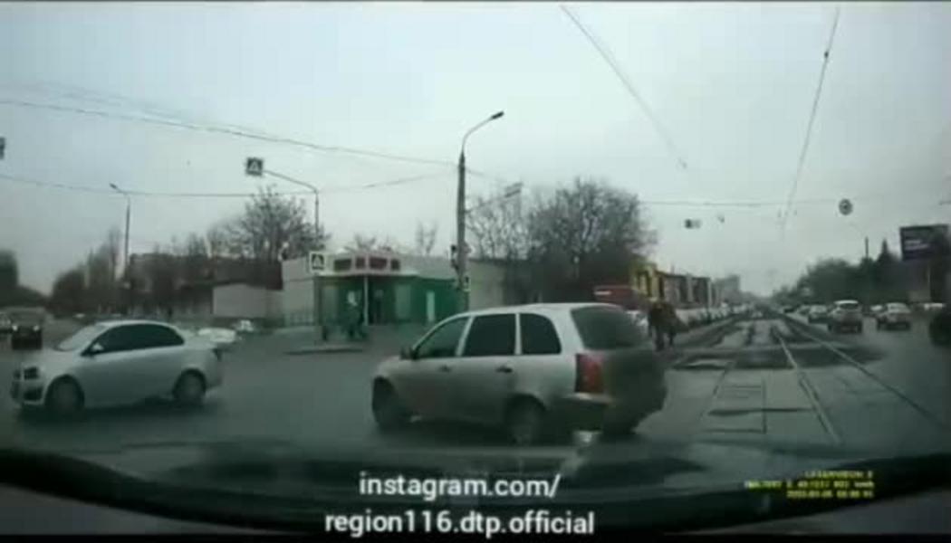 В Казани ищут автора видео проезда автобусом перекрестка на красный свет
