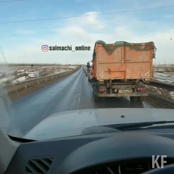 Драка водителей на дороге в поселке Салмачи попала на видео