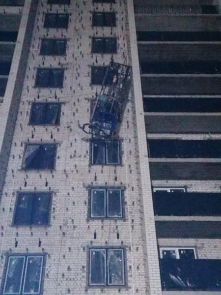 В Казани на стройке дома на Ершова из подъёмника выпали 5 рабочих: двое погибли