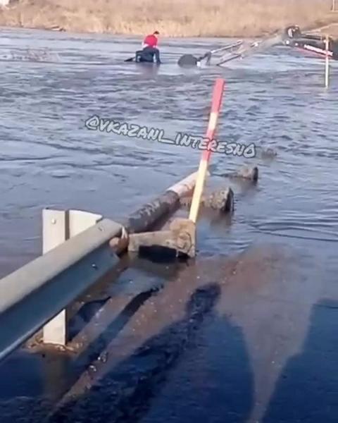 В Буинском районе Татарстана трактор съехал с затопленного моста в реку: есть погибший