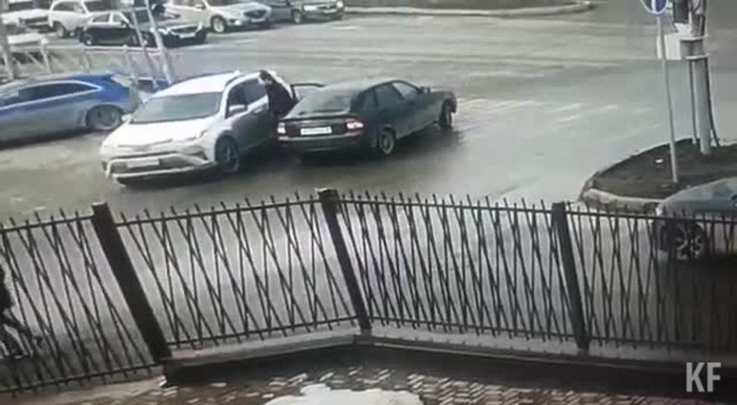 Появилось еще одно видео ДТП в стиле GTA со стрельбой и тараном в Казани