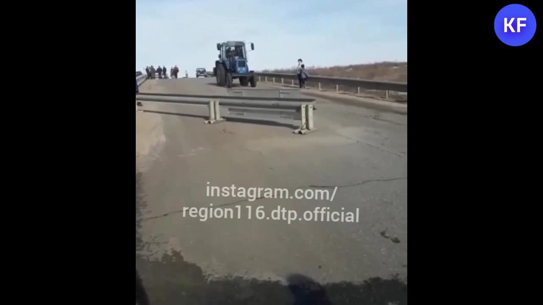 Появилось видео момента утопления трактора в реке Свияге в Татарстане