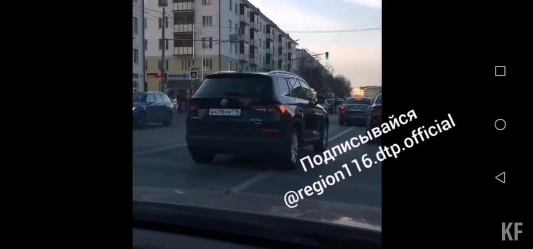 В Казани сняли на видео, как отец сбитого ребенка избивает двоих пьяных водителей