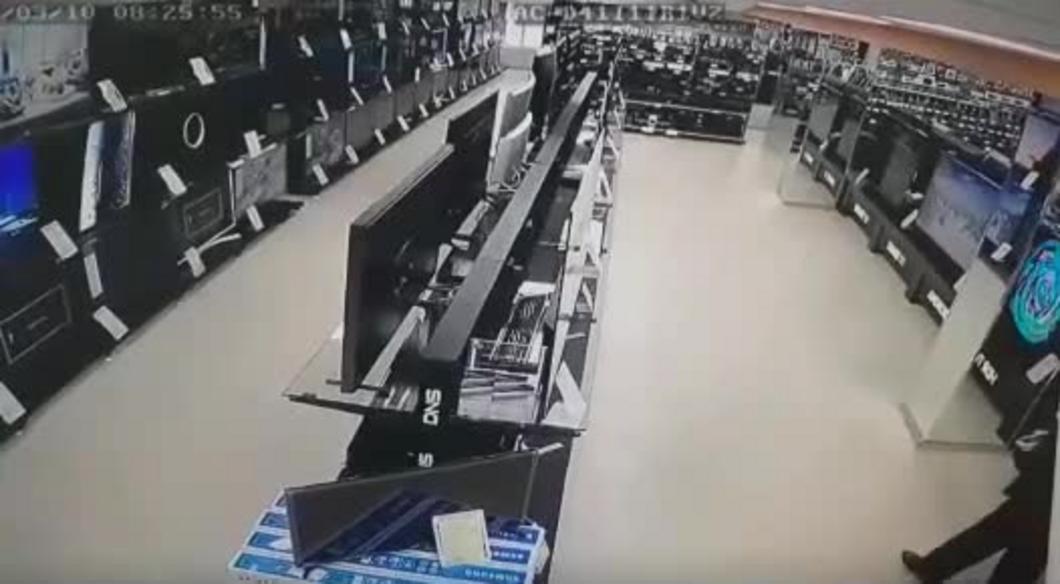 В магазине Томска мужчина разбил молотком больше десятка телевизоров