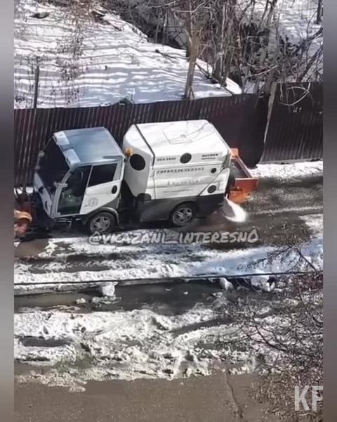 Дорожники Казани поливают реагентами сухие дороги для отчета