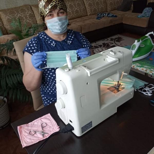 Сельчане в Нижнекамском районе шьют защитные маски для пенсионеров