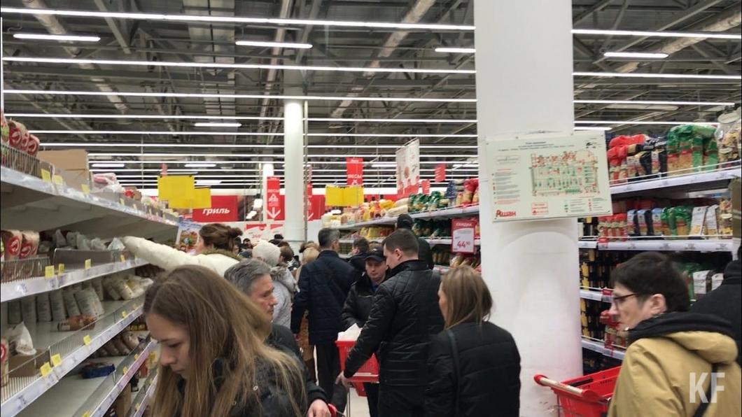 Коронавирус в Казани: горожане зря опустошают полки магазинов - продуктов хватит на всех