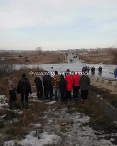 В Буинском районе Татарстана трактор съехал с затопленного моста в реку: есть погибший
