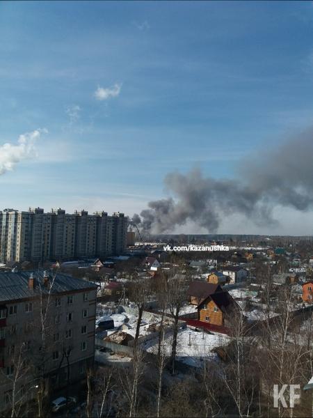В Казани произошел пожар в здании для хранения мебели
