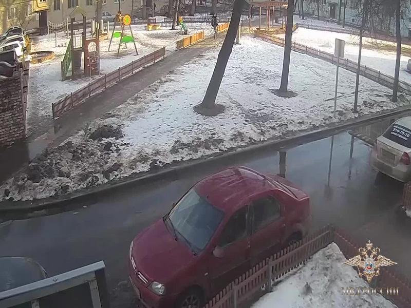 Мужчина в униформе дворника напал на казанца и требовал 250 тысяч долларов