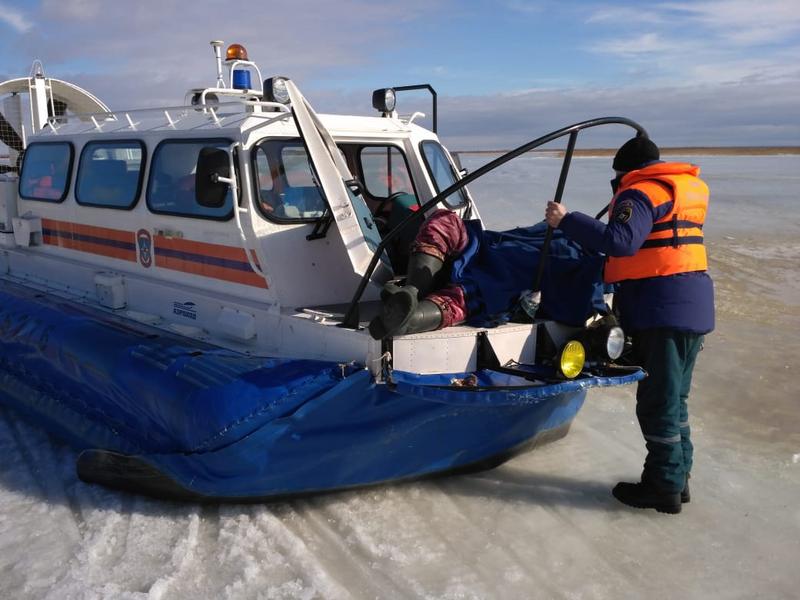 Спасатели в Татарстане эвакуировали на берег рыбака с подозрением на инсульт