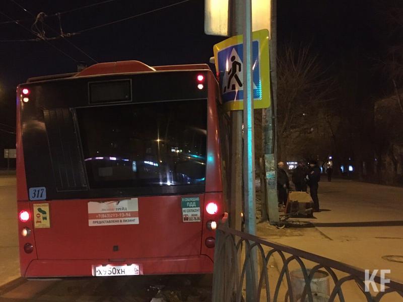 В Казани пассажирский автобус врезался в столб во время ДТП