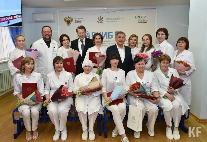 Министр здравоохранения России наградил казанских врачей