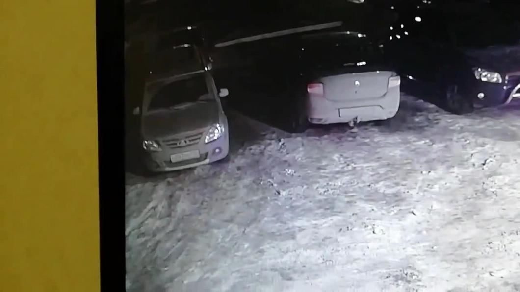 В Нижнекамске неизвестный поцарапал машины