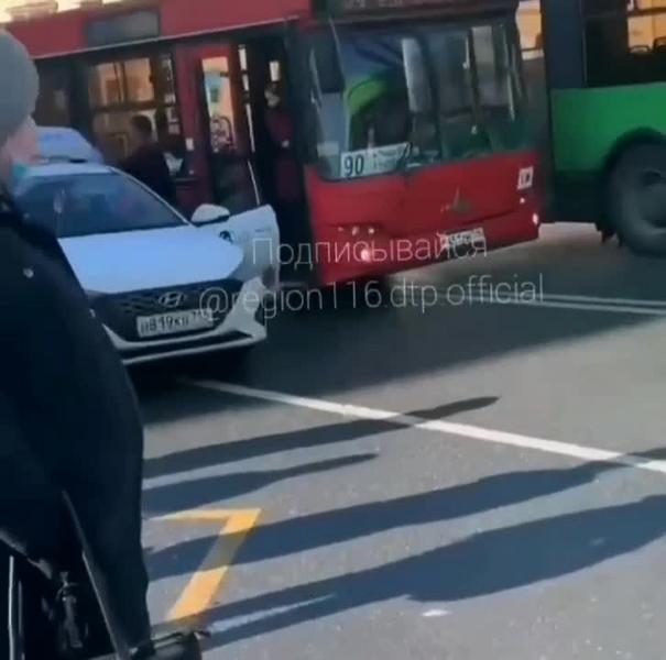 Конфликт между таксистом и водителем автобуса в Казани закончился дракой