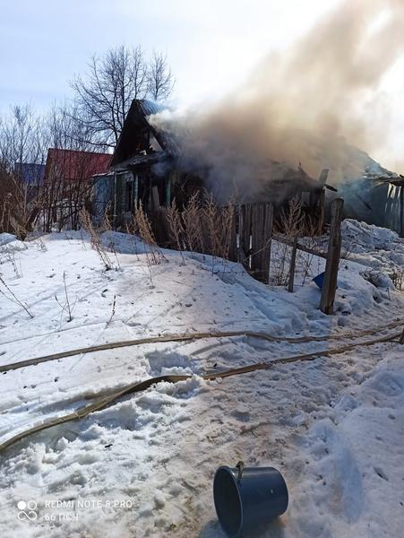 При пожаре в заброшенном доме в Лениногорске обнаружено тело женщины
