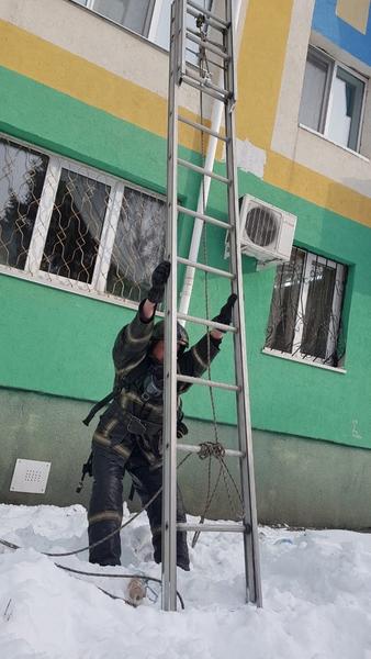 Пожарные в Альметьевске помогли вернуться в квартиру сидевшей на окне пенсионерке Пожарные в Альметьевске помогли вернуться в квартиру сидевшей на окне пенсионерке