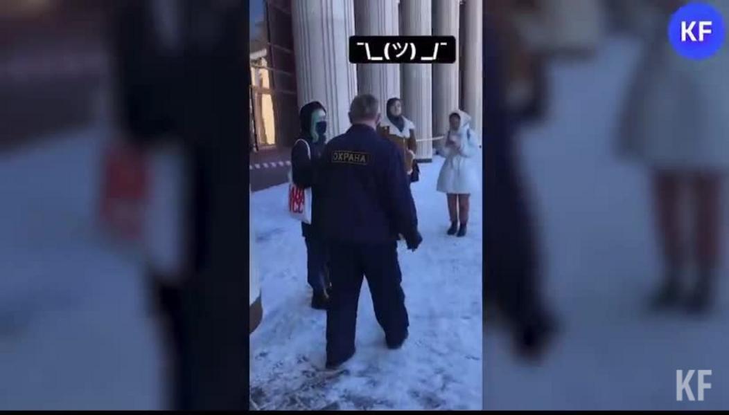Охранник КФУ прогнал казанских студентов, устроивших одиночные пикеты