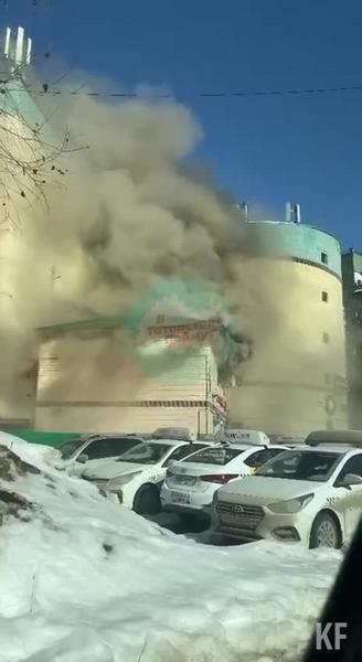 В Казани горит автомойка